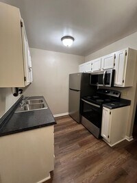 Building Photo - Walk to Vandy and Hillsboro Village, 1 Bed/1 Bath at the Villager West, Top Floor and Newly Renov...