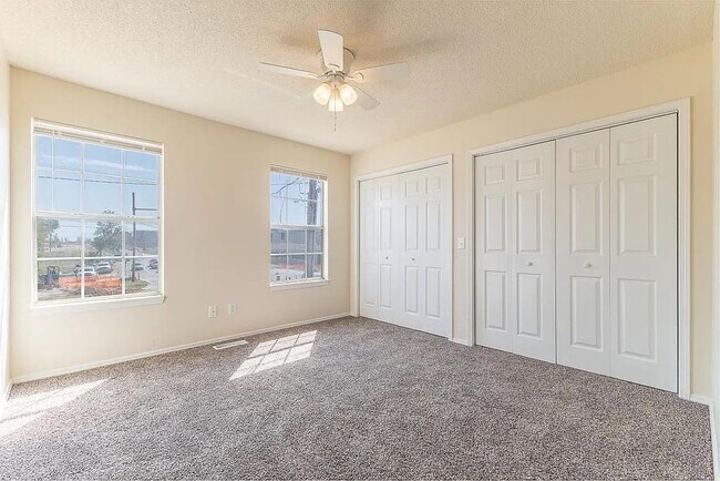 Building Photo - 410 SE J St