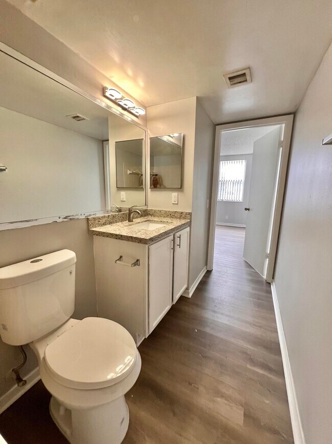 Building Photo - 724 Executive Center Dr