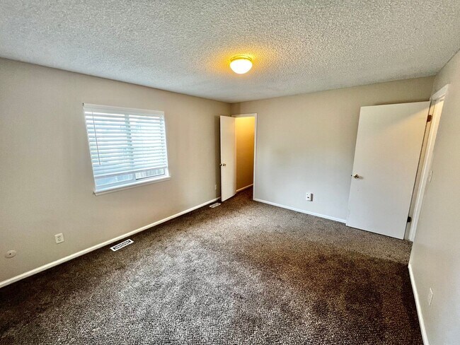 Building Photo - 3 bed, 1 bath Tri-level Home in Foxstone Neighborhood