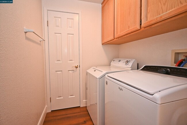 Building Photo - 6198 Lakeview Cir