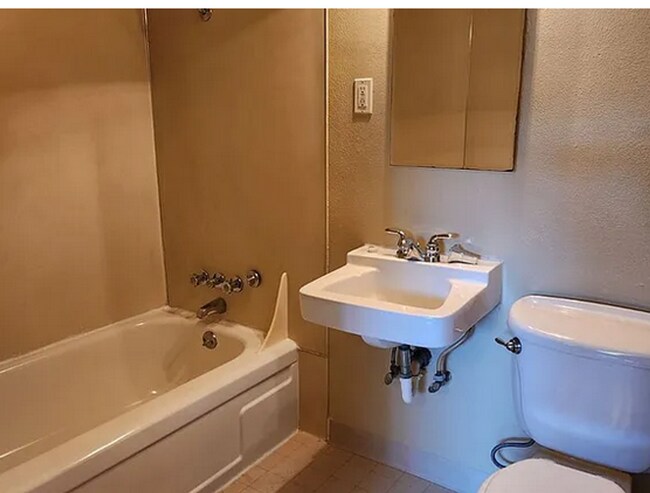 Building Photo - 2950wi