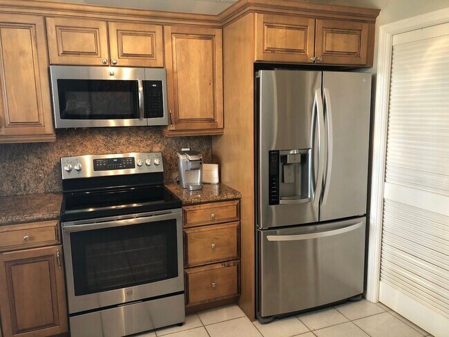 Building Photo - 3040 Lake Shore Dr