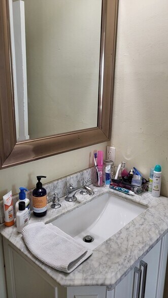 Building Photo - 12 Linden St