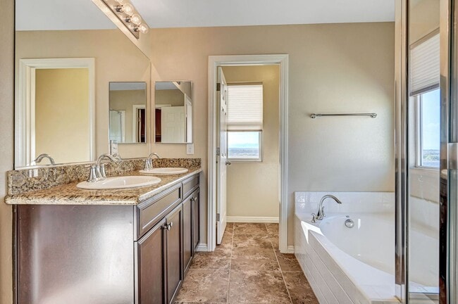 Building Photo - Henderson Home with Beautiful Strip Views