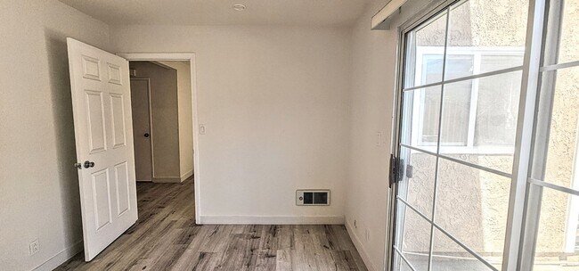 Building Photo - Gorgeous Remodeled 3bed 3bath 2 car garage...