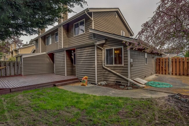 Building Photo - 3 Bedroom, 2 Bath Spacious Townhome with F...