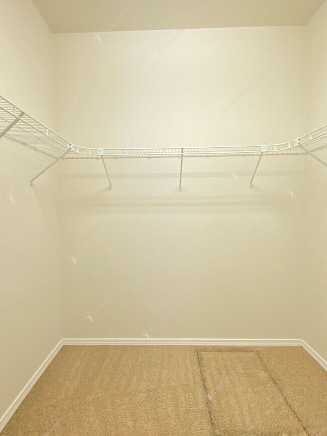 Building Photo - Beautiful, updated 3 BR on westside close to tons of recreation!