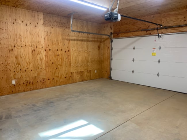 Building Photo - 1042 Squirrel Ln