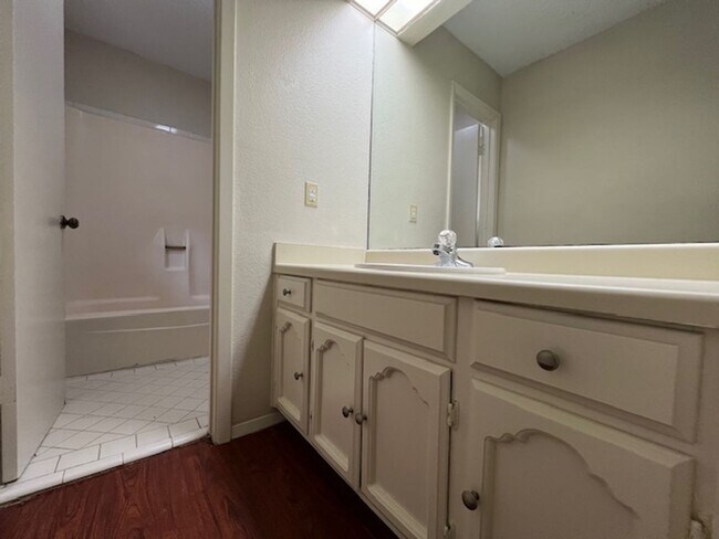 Building Photo - Quadrangle Townhome