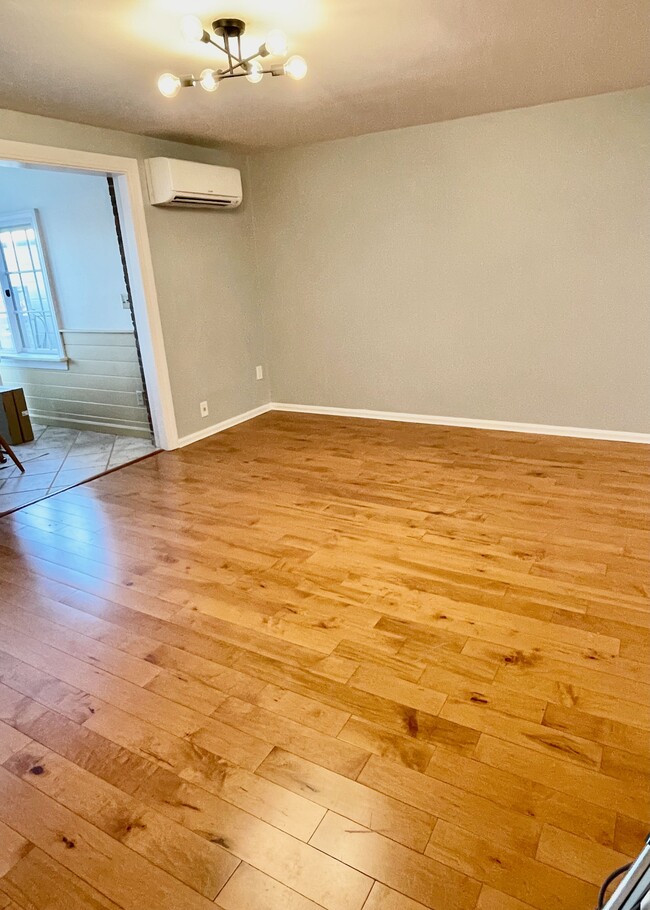 living/dining room - 6 Sutton Ct