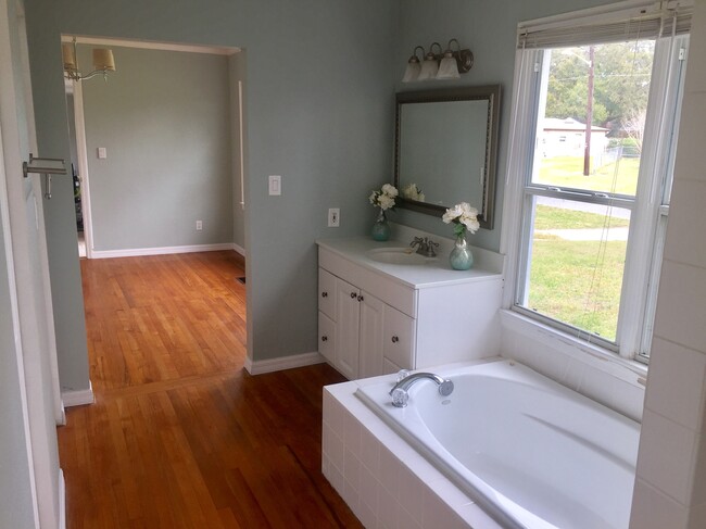 Master bathroom - 1608 Knollwood Circle