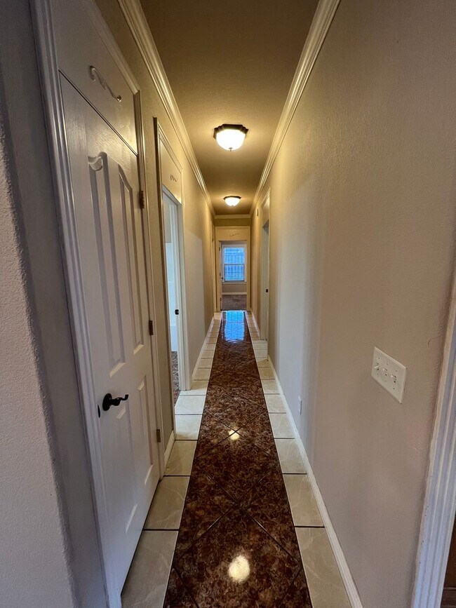 Building Photo - Lots of Space in this 3 or 4 Bedroom Townhouse!