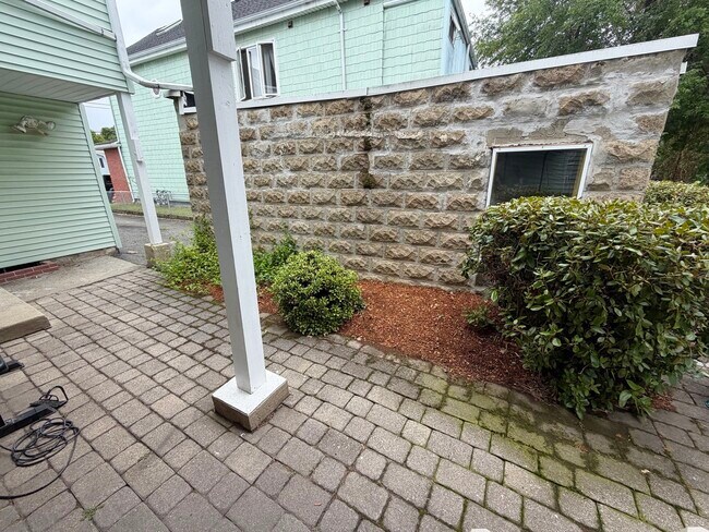 Building Photo - 5 Cottage Ln