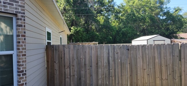 Building Photo - 6107 W 1st Manor