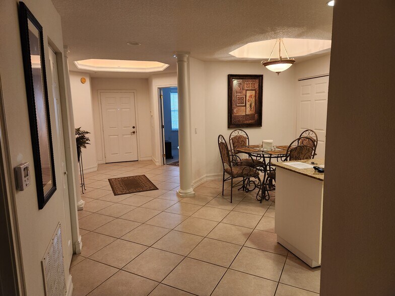 Entryway - 425 Pierce Ave