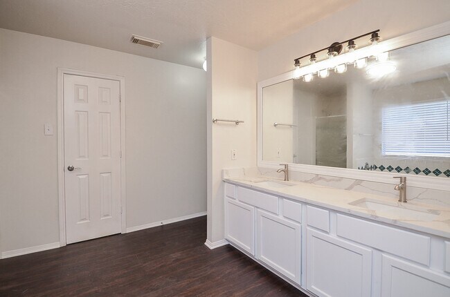 Building Photo - 3027 Texas Oak Dr