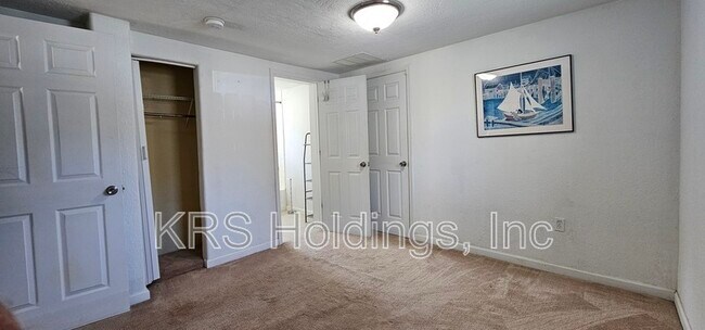 Building Photo - 927 Little Bay Ave