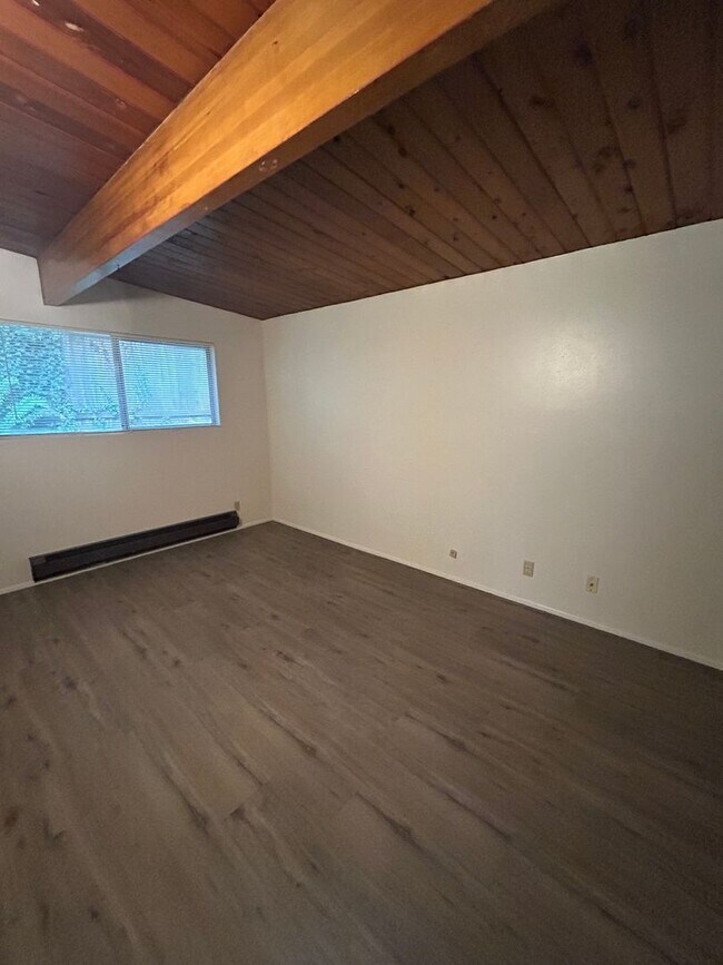 Building Photo - MOORE