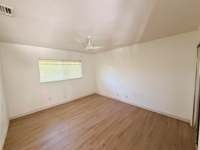 Building Photo - 2015 Notre Dame Dr