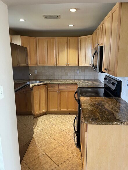 Kitchen - 941 Crystal Lake Dr