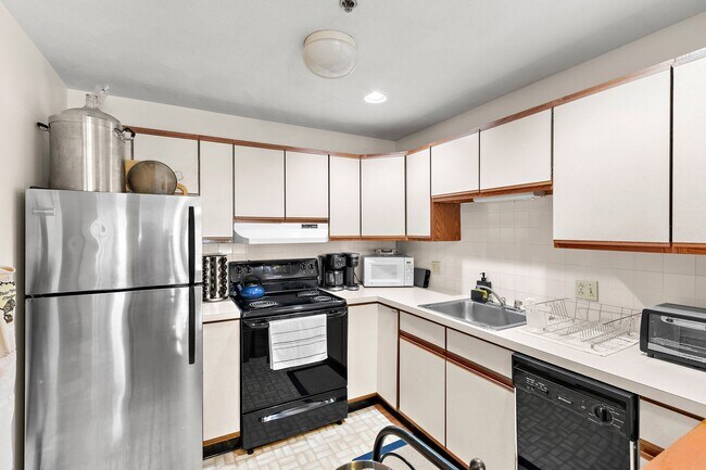 Building Photo - 170 Highland Ave
