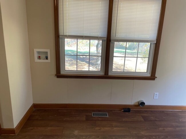 Building Photo - 2-3 BED, 1.5 BATH BRICK HOME