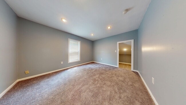 Building Photo - Large 4 bedroom, 1 1/2 baths