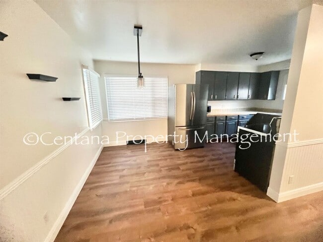Building Photo - Large 2 bedroom house with an oversized ga...
