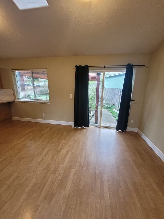Building Photo - Charming and Spacious 3BB/2.5BA home for rent!  AVAILABLE NOW