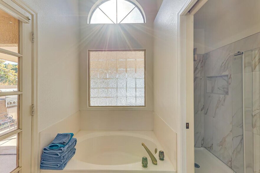 Building Photo - 253 E Vaughn Ave