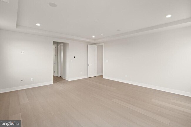 Building Photo - 857 N Manchester St