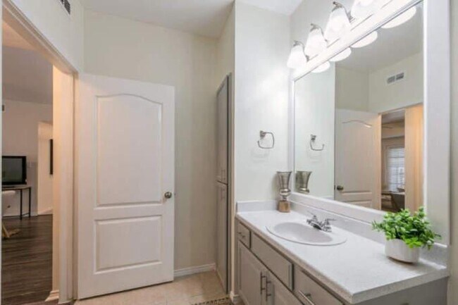 Building Photo - 2 bedroom in Austin TX 78744