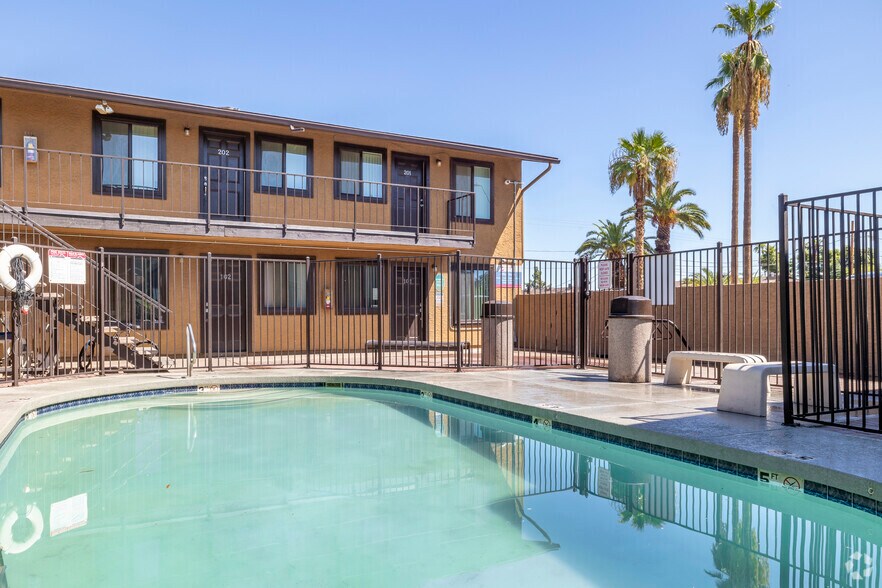 Pool - La Buena Vida