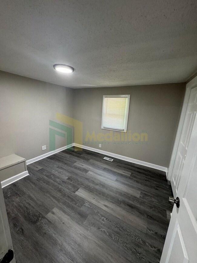 Building Photo - Beautifully Remodeled 4BR/2BA Home with Sp...