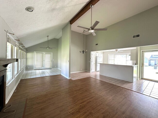 Building Photo - Renovated 3 Bedroom 2 Bath in Hendersonvil...