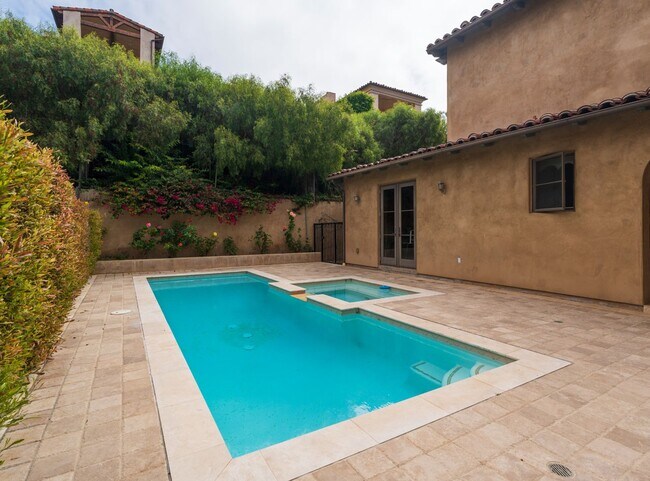 Building Photo - Gorgeous 5 Bedroom Home with sweeping view...