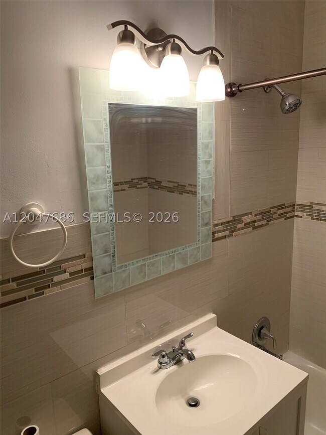 Building Photo - 410 Pinecrest Dr