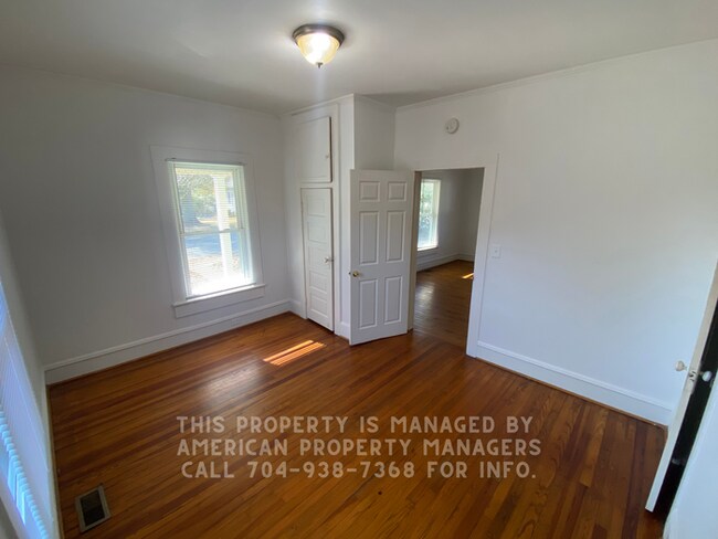 Building Photo - 605 E 10th St