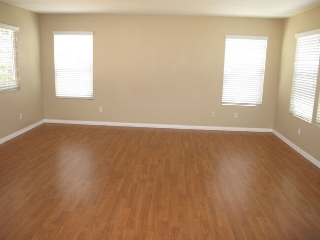 Building Photo - Four Bedroom Three Bathroom Home in the Ha...