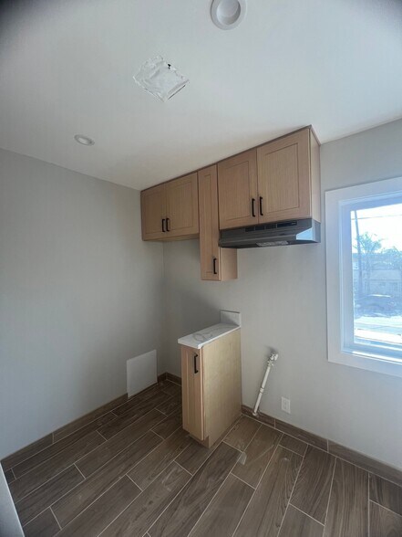 Building Photo - 13425 Vanowen St