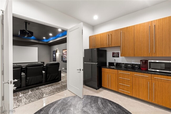 Building Photo - 2 Castle Oaks Ct