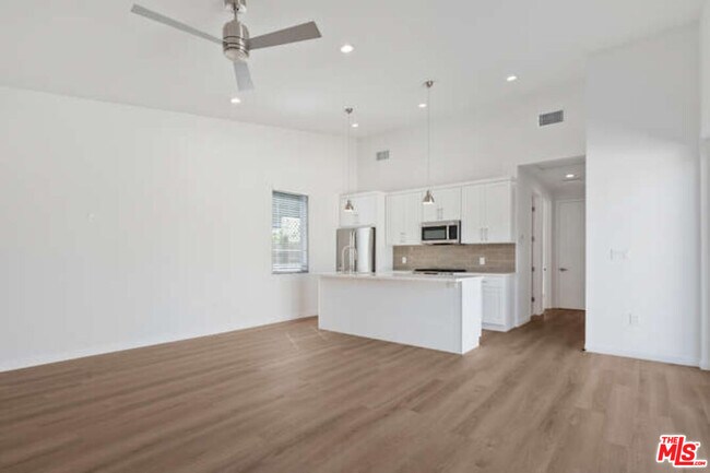 Building Photo - 15912 Vose St