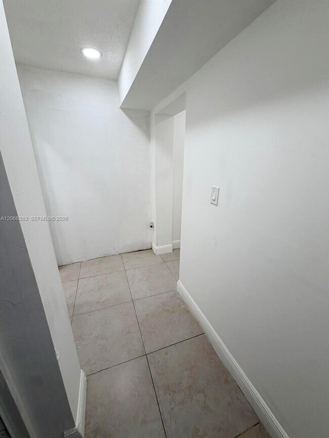Building Photo - 716 SW 11th Ave