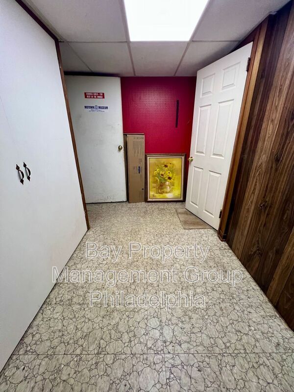 Building Photo - 303 Hedgerow Ln