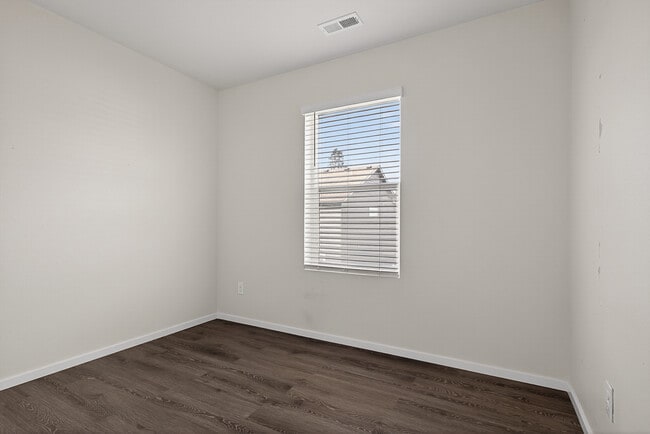 Building Photo - 1007 N Viewmont Rd