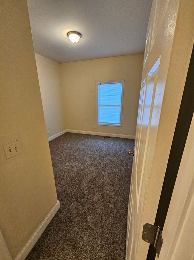 Building Photo - 3BR 2BA Townhome