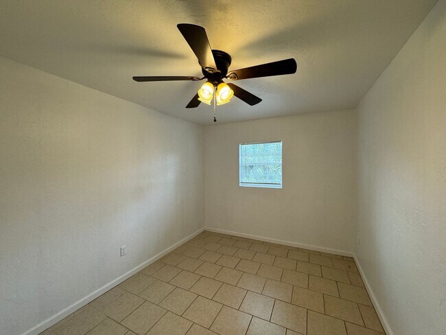 Building Photo - GORGEOUS! 5 Bedroom, 3 Bathroom Home in Deland!