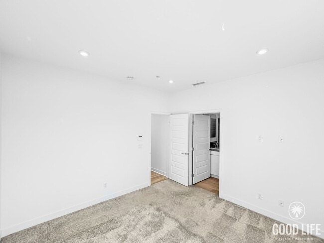 Building Photo - Beautiful 3BD/2.5BA W/ AC and Attached Gar...