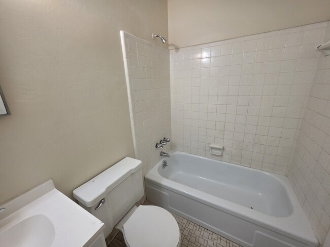 Building Photo - 408 Briarbrook Dr
